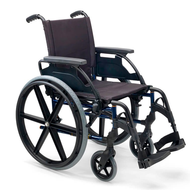 Silla de ruedas breezy premium, una silla de ruedas de acero, bastante ligera, Con ruedas grandes para autopropulsion. Esta es de 43, pero tenemos otros anchos disponibles, mas pequeños y más grandes.