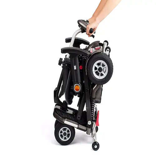 La scooter plegable Brio Plus se pliega en un segundo, se queda del tamaño de un trolley de viaje. Es pequeña y muy fácil manejo. Se guarda en cualquier lado porque se queda plegada como una maleta de viaje pequeña.